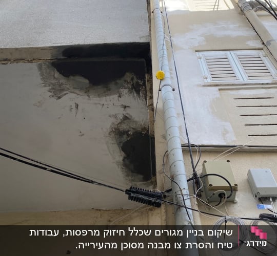 תיקון קיר חיצוני עם צינורות וחוטי חשמל